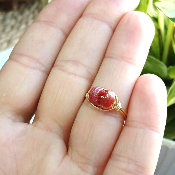 Iridescent Glass Beaded Ring, Stackable Wire Ring, Red & Gold, Size 6 - Picture 3 of 3